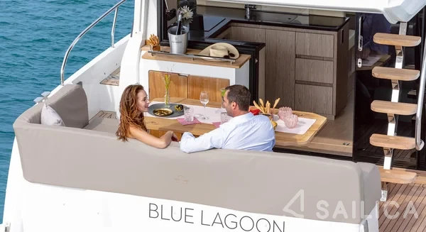 Sealine F430 - Yacht Charter Sailica