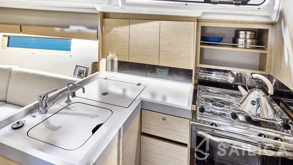 Oceanis 34.1 - Yacht Charter Sailica