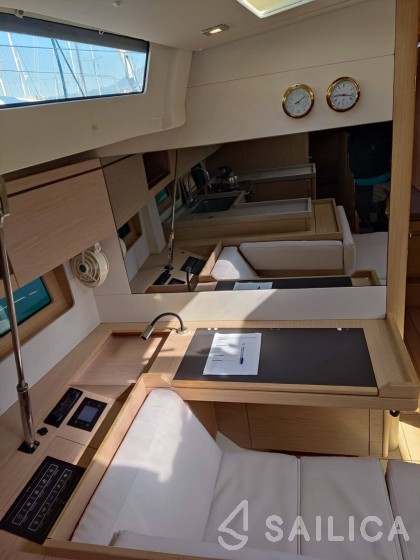 Oceanis 51.1 - Yacht Charter Sailica