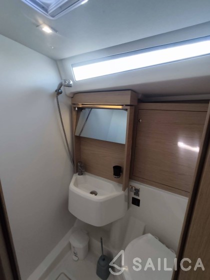 Oceanis 51.1 - Yacht Charter Sailica