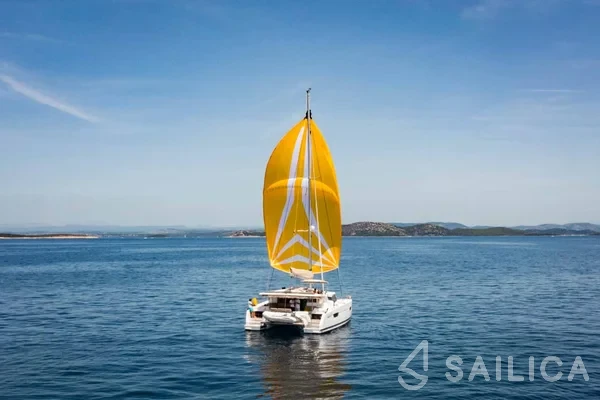 Astréa 42 - Yacht Charter Sailica