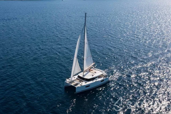 Astréa 42 - Yacht Charter Sailica