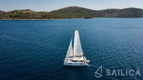 Astréa 42 - Yacht Charter Sailica