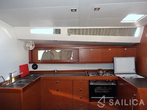 Oceanis 48 - Yacht Charter Sailica