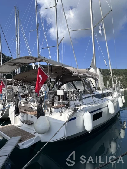 Bavaria C42 - Yacht Charter Sailica