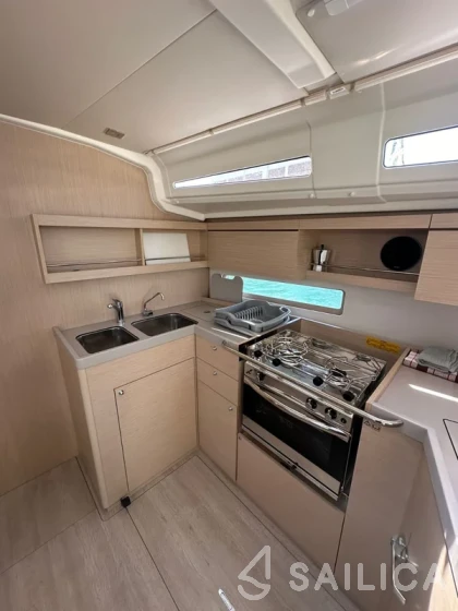 Oceanis 40.1 - Yacht Charter Sailica
