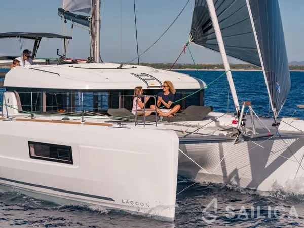 Lagoon 40 - Yacht Charter Sailica