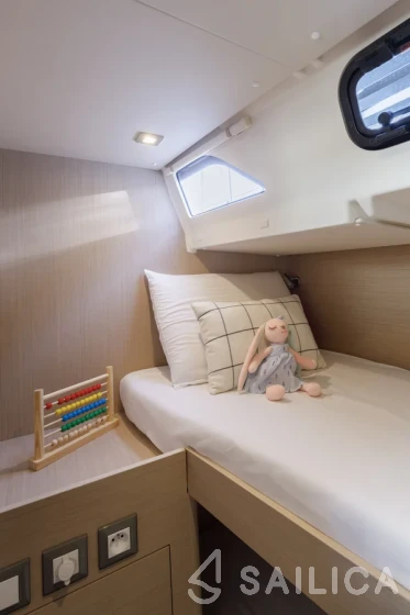 Oceanis 51.1 - Yacht Charter Sailica