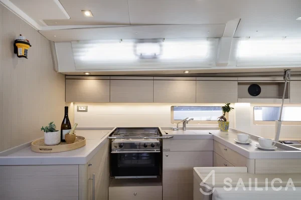 Oceanis 51.1 - Yacht Charter Sailica