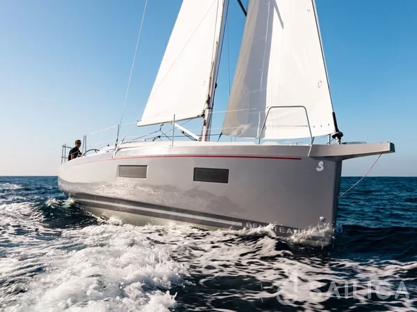 Oceanis 34.1 - Yacht Charter Sailica