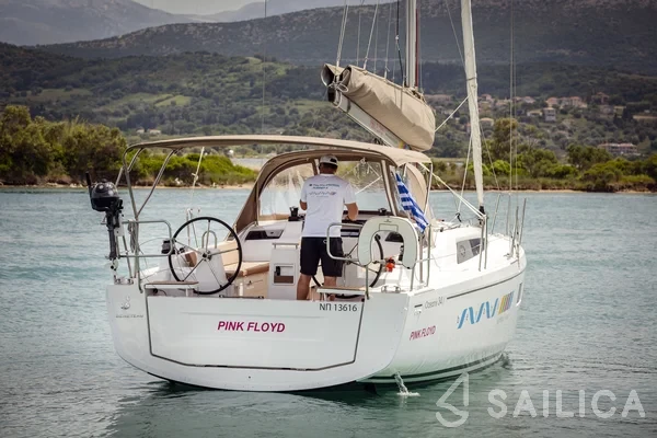 Oceanis 34.1 - Yacht Charter Sailica