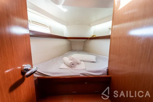 Oceanis 43 - Yacht Charter Sailica