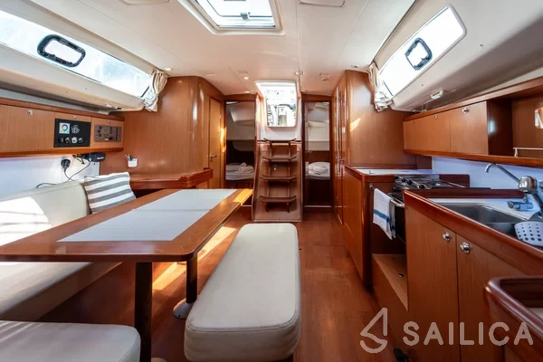 Oceanis 43 - Yacht Charter Sailica