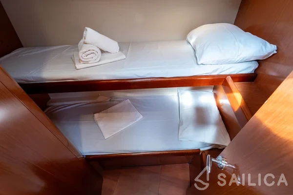 Oceanis 43 - Yacht Charter Sailica