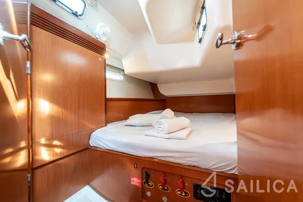 Oceanis 43 - Yacht Charter Sailica