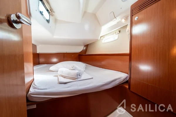 Oceanis 43 - Yacht Charter Sailica