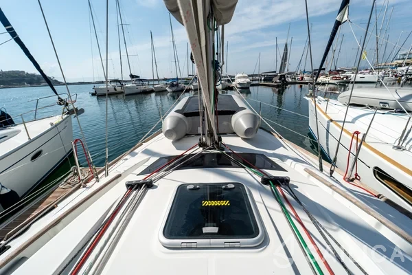 Oceanis 43 - Yacht Charter Sailica