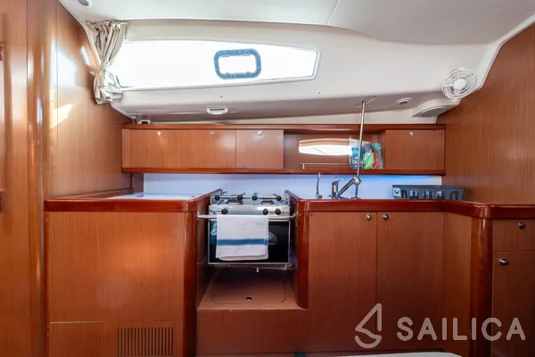 Oceanis 43 - Yacht Charter Sailica