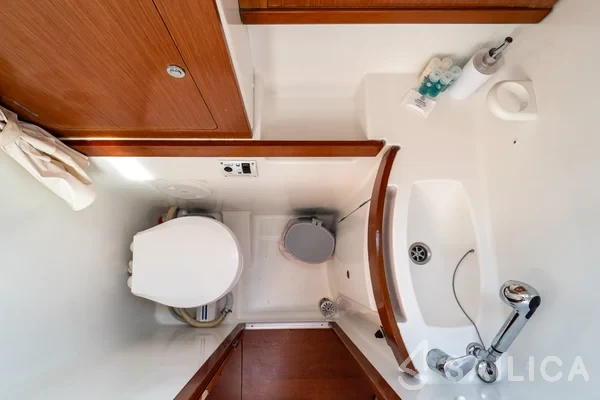 Oceanis 43 - Yacht Charter Sailica