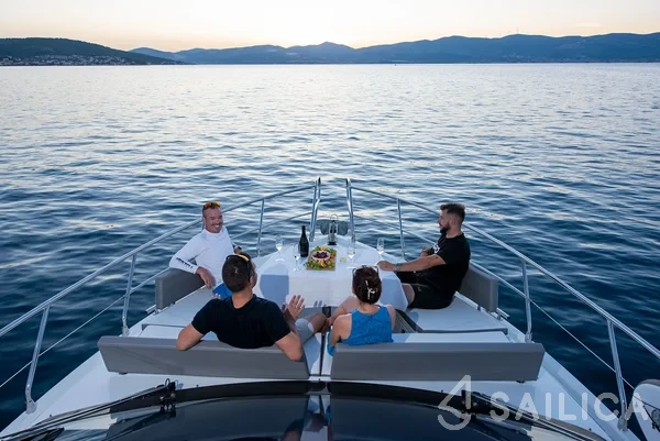 Galeon 500 Fly - Yacht Charter Sailica