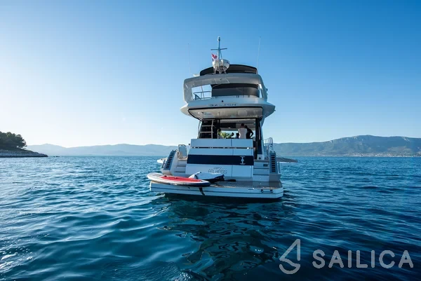 Galeon 500 Fly - Yacht Charter Sailica