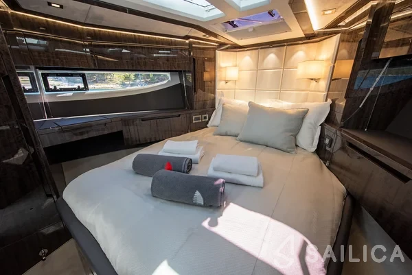 Galeon 500 Fly - Yacht Charter Sailica