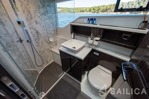 Galeon 500 Fly - Yacht Charter Sailica