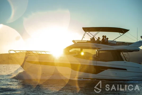 Galeon 500 Fly - Yacht Charter Sailica