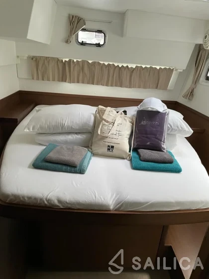 Lagoon 42 - Yacht Charter Sailica