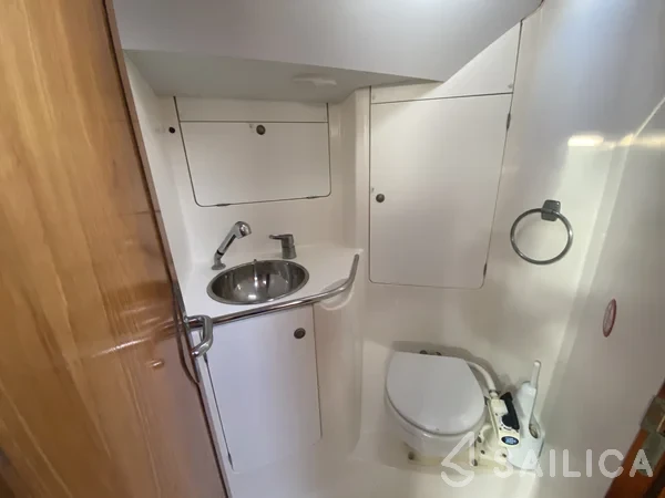 Sun Odyssey 42.2 - Yacht Charter Sailica