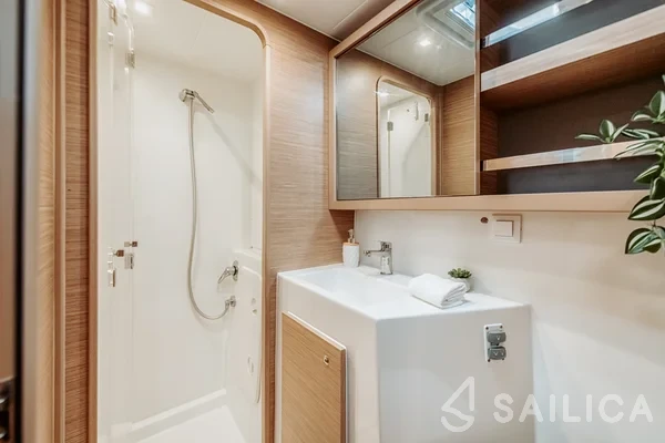 Lagoon 42 - Yacht Charter Sailica