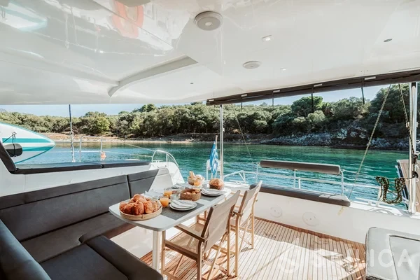Lagoon 42 - Yacht Charter Sailica