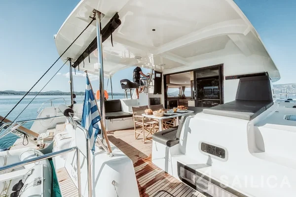 Lagoon 42 - Yacht Charter Sailica
