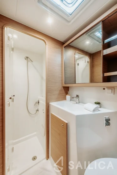 Lagoon 42 - Yacht Charter Sailica