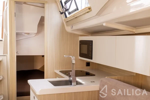 Maxus 34 - Yacht Charter Sailica