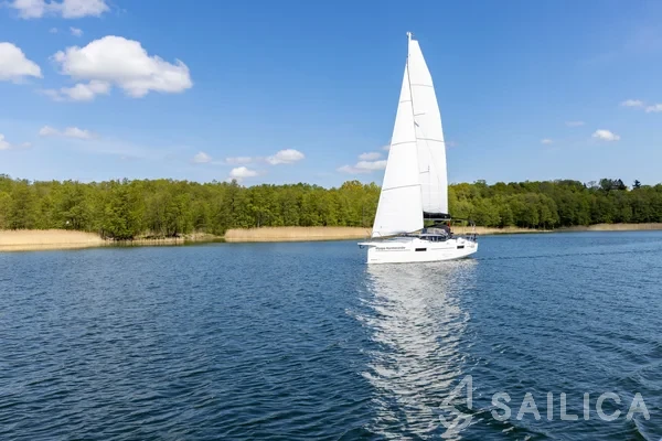 Maxus 34 - Yacht Charter Sailica