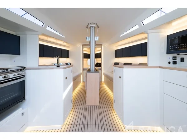Italia Yachts 11.98 - Yacht Charter Sailica