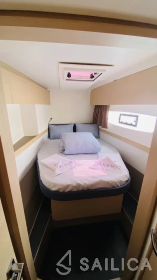 Astréa 42 - Yacht Charter Sailica
