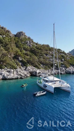 Astréa 42 - Yacht Charter Sailica