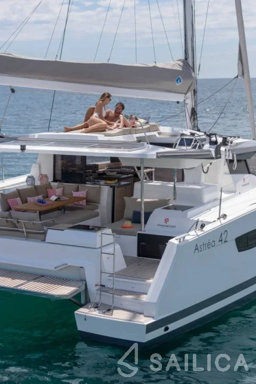 Astréa 42 - Yacht Charter Sailica