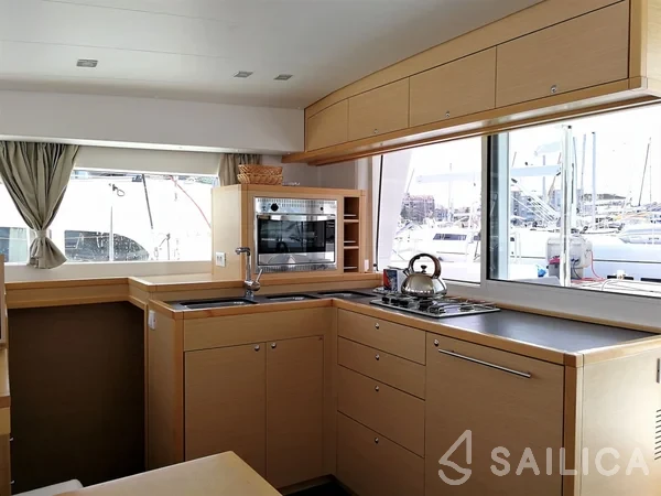 Lagoon 400 S2 - Yacht Charter Sailica