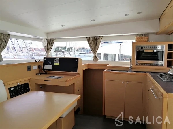 Lagoon 400 S2 - Yacht Charter Sailica