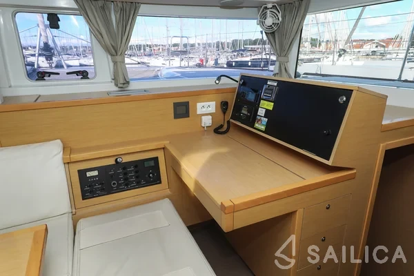 Lagoon 400 S2 - Yacht Charter Sailica