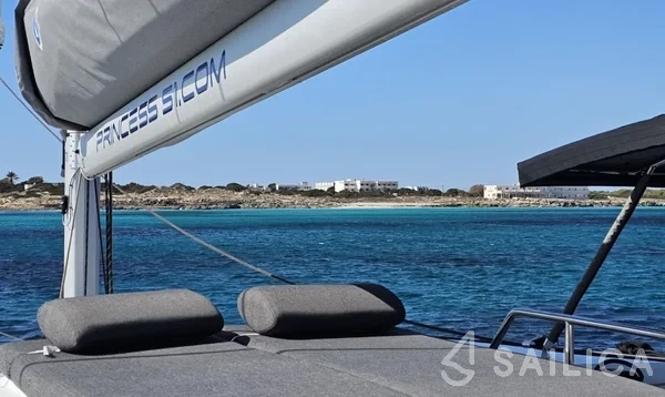 Aura 51 - Yacht Charter Sailica