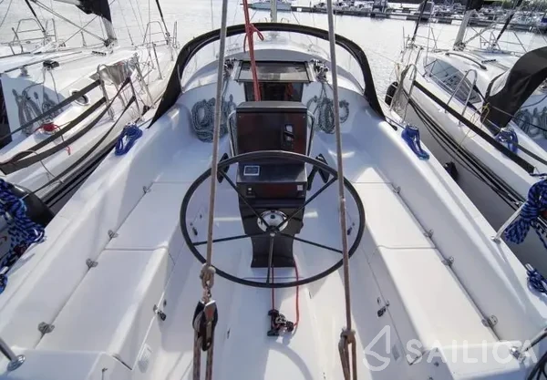 Maxus 33.1 RS - Yacht Charter Sailica