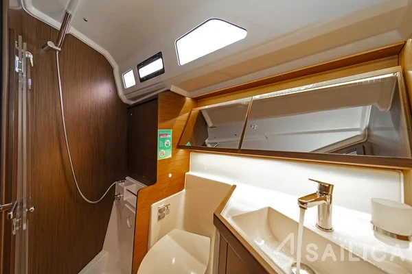 Oceanis 40.1 - Yacht Charter Sailica