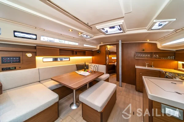 Oceanis 40.1 - Yacht Charter Sailica