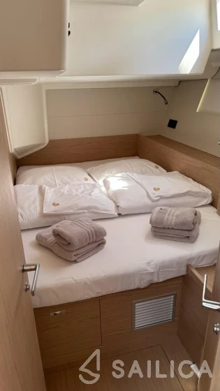 Oceanis 54 - Yacht Charter Sailica