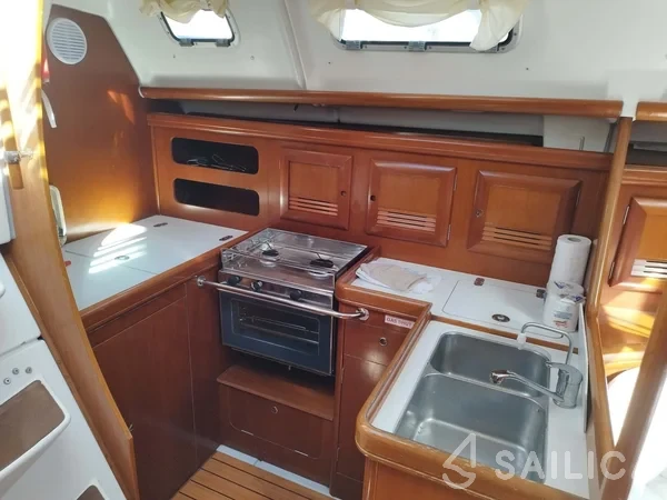 Oceanis 393 - Yacht Charter Sailica
