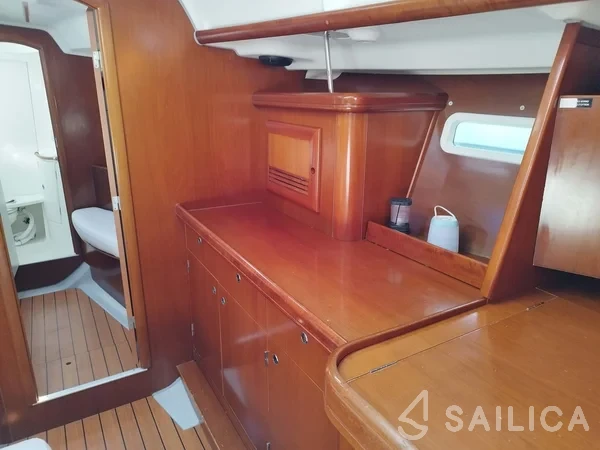 Oceanis 393 - Yacht Charter Sailica